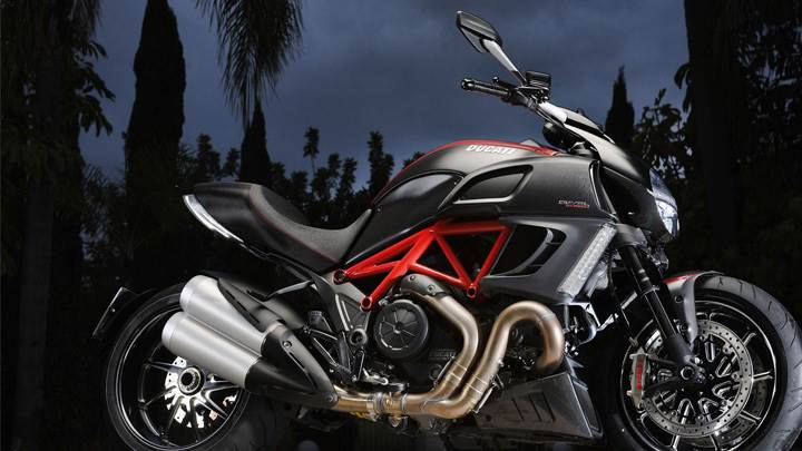 Side Pose Of Ducati Diavel 2012 In Black